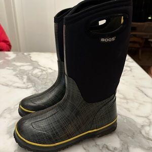 kids bogs winter boots in linen classic kids size 3 in excellent condition!